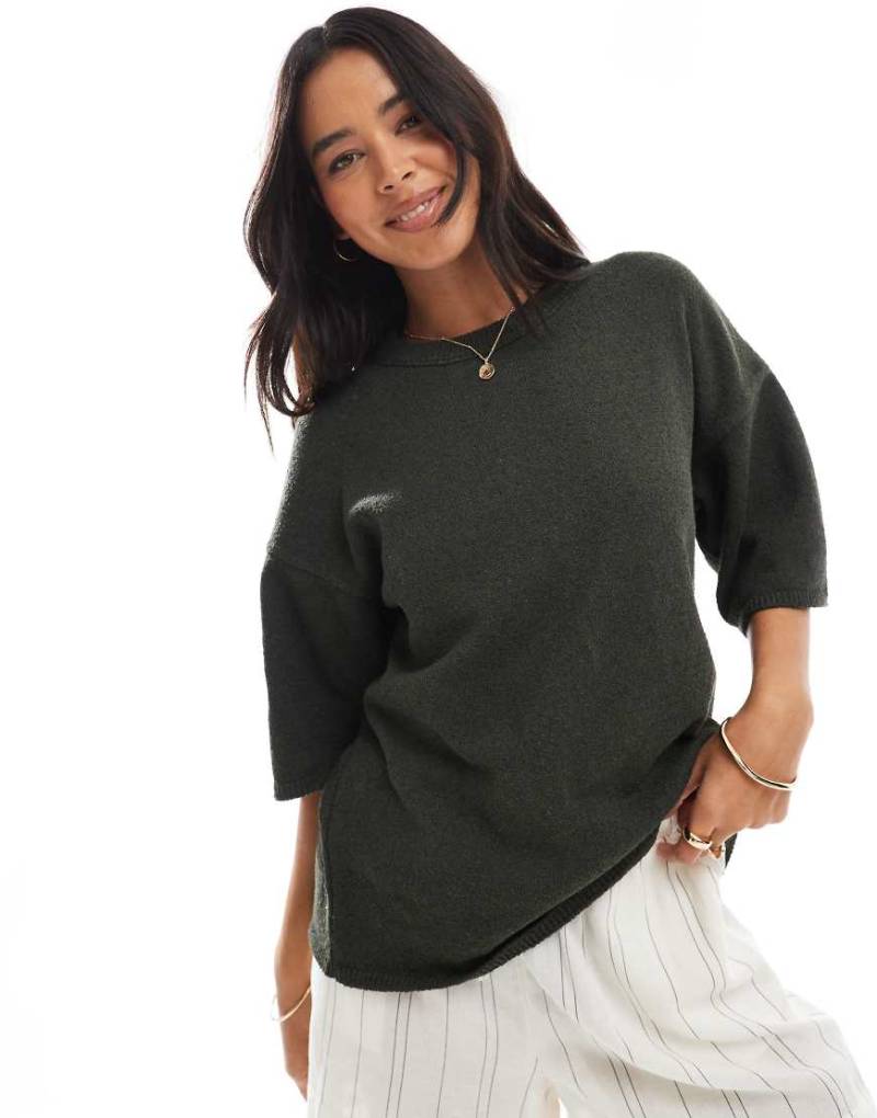 ASOS DESIGN - Relaxed Fit T-Shirt in Khaki mit Strickmuster mit feiner Noppenstruktur-Grün von ASOS DESIGN