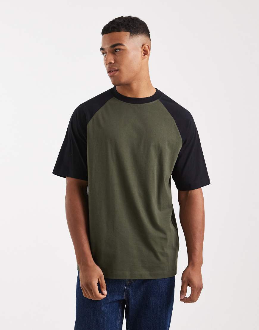 ASOS DESIGN - Relaxed-Fit-T-Shirt in Khaki mit farblich abgesetzten Raglanärmeln-Grün von ASOS DESIGN