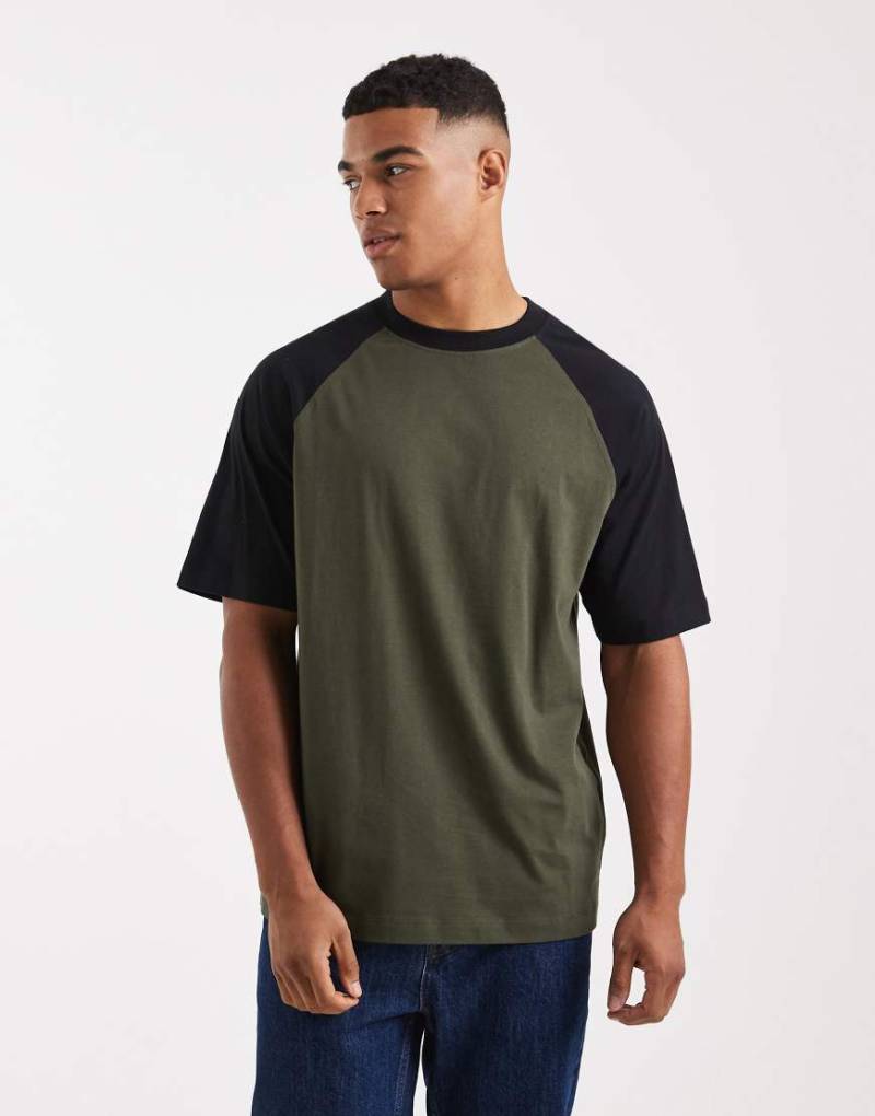 ASOS DESIGN - Relaxed-Fit-T-Shirt in Khaki mit farblich abgesetzten Raglanärmeln-Grün von ASOS DESIGN
