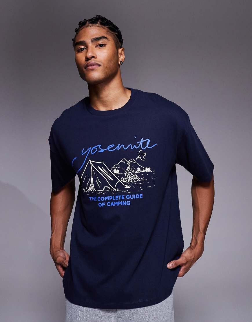 ASOS DESIGN - Relaxed-Fit-T-Shirt in Marineblau mit Landschafts-Print von ASOS DESIGN