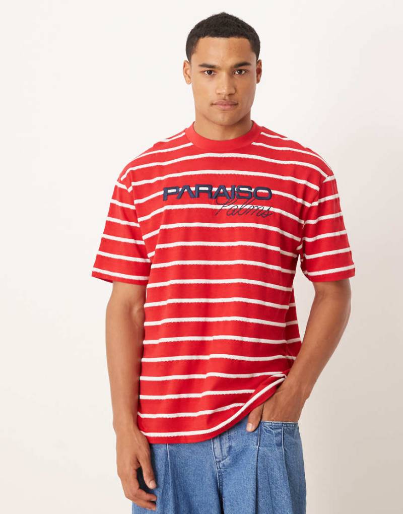 ASOS DESIGN - Relaxed Fit T-Shirt in Rot mit weißen Streifen und Sport-Grafik von ASOS DESIGN