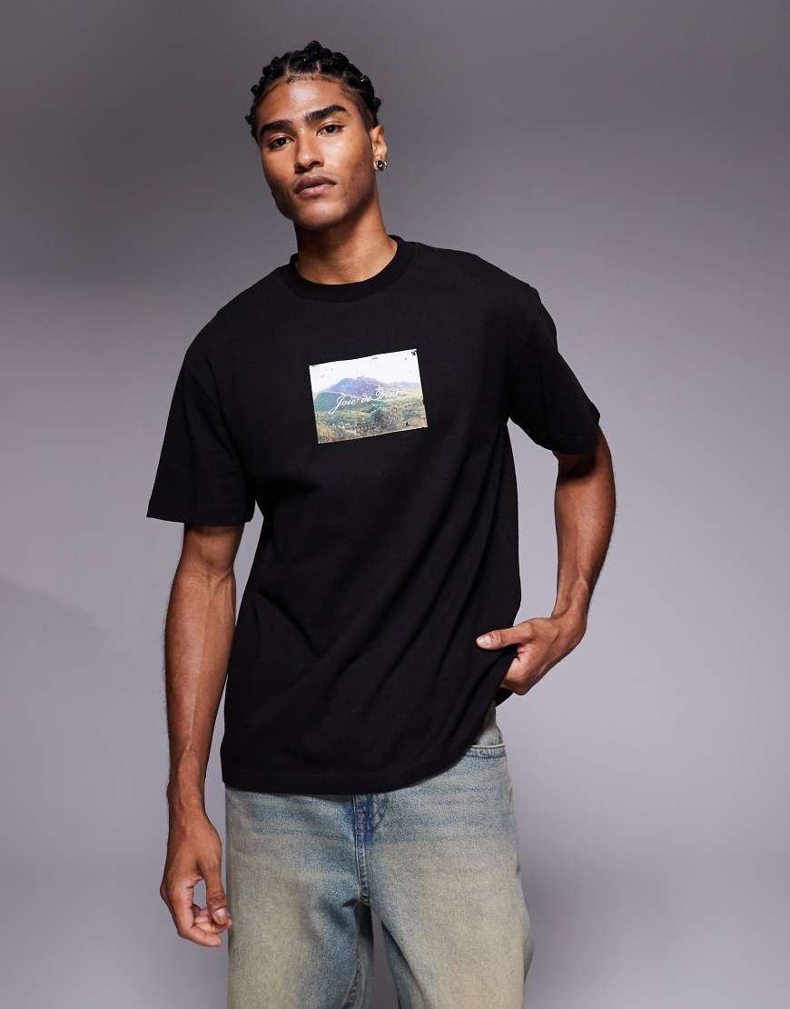 ASOS DESIGN - Relaxed-Fit-T-Shirt in Schwarz mit Landschafts-Print von ASOS DESIGN