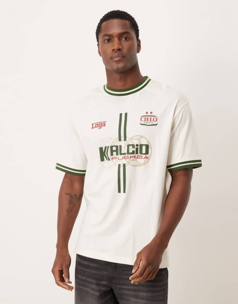 ASOS DESIGN - Relaxed-Fit-T-Shirt in Wollweiß mit Sport-Print und Zierstreifen an Ausschnitt und Ärmelabschluss von ASOS DESIGN