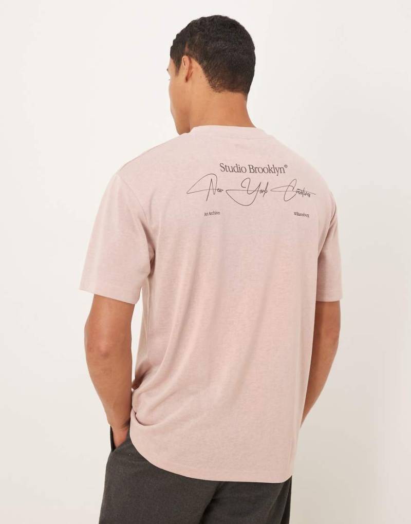 ASOS DESIGN - Relaxed Fit T-Shirt in dunkelgrauer Leinenoptik mit Textprint von ASOS DESIGN