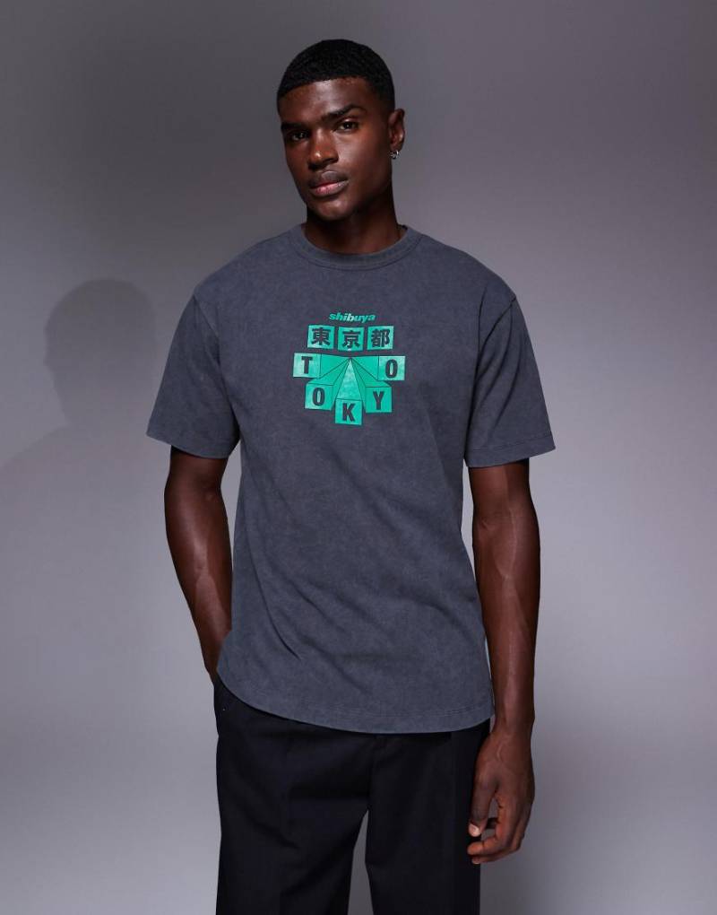 ASOS DESIGN - Relaxed Fit T-Shirt in verwaschenem Schwarz mit erhabenem City-Print-Grau von ASOS DESIGN