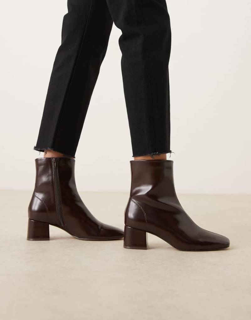 ASOS DESIGN - Relay - Elegante Stiefeletten in Schokobraun mit Absatz von ASOS DESIGN