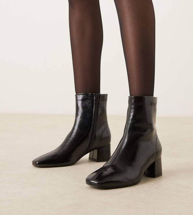 ASOS DESIGN - Relay - Schwarze, elegante Stiefeletten mit Absatz-Rot von ASOS DESIGN Wide Fit