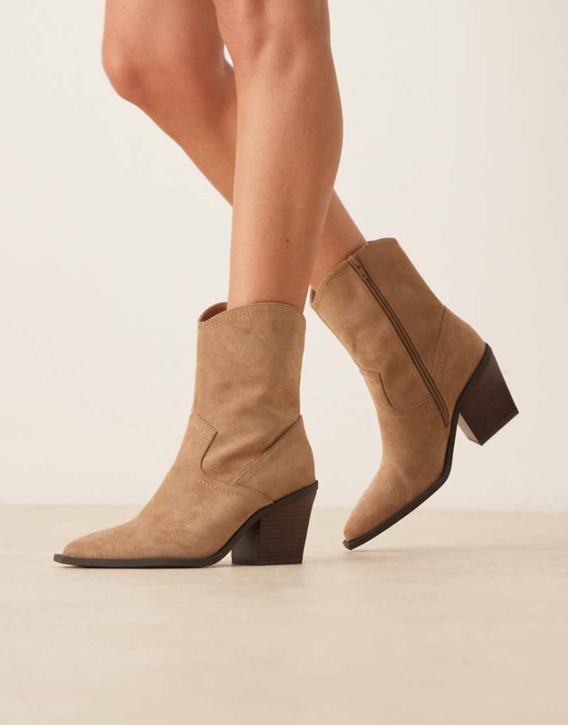ASOS DESIGN - Remedy - Cowboystiefel aus Wildlederimitat in Taupe mit Absatz-Braun von ASOS DESIGN