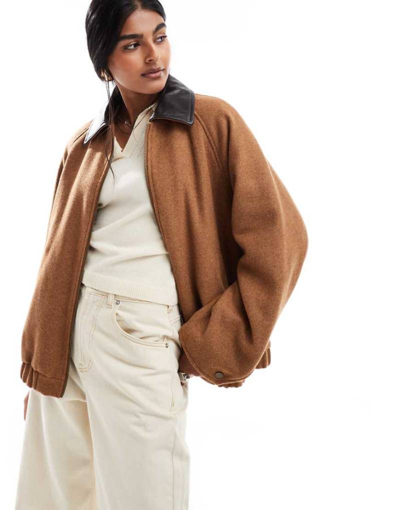 ASOS DESIGN - Retro-Bomberjacke aus Wollmix in Rostrot mit Kragen in Leder-Optik von ASOS DESIGN