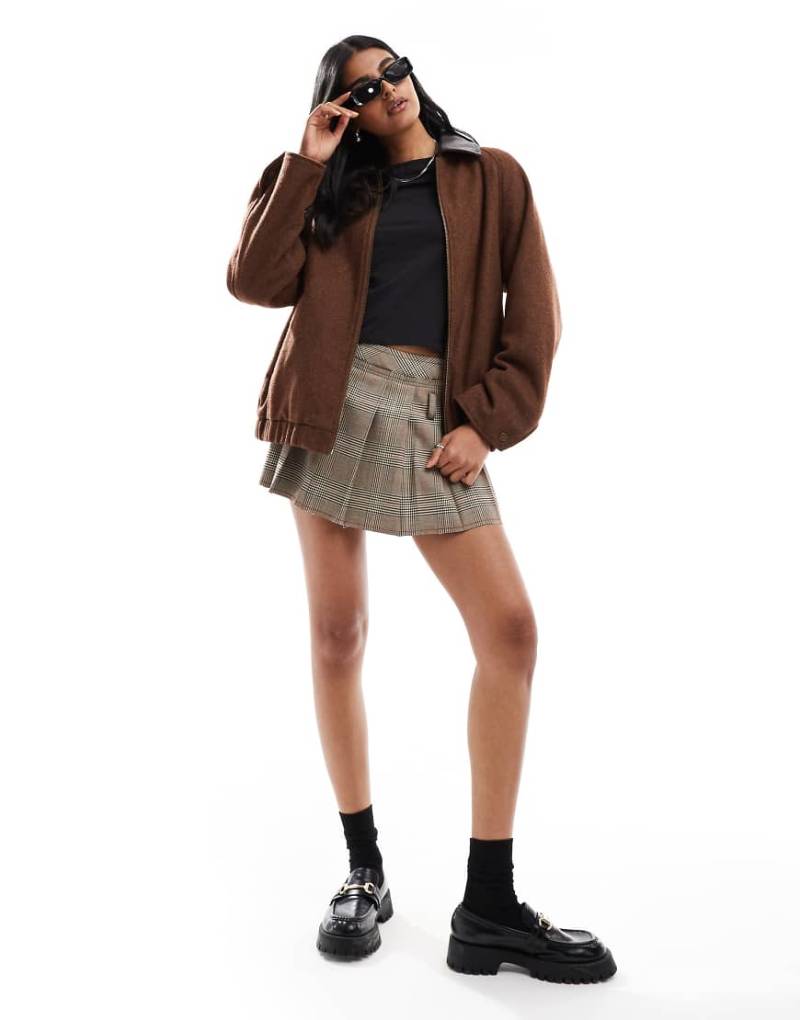 ASOS DESIGN - Retro-Bomberjacke in Schokobraun aus Wollmix mit Kragen in Leder-Optik von ASOS DESIGN
