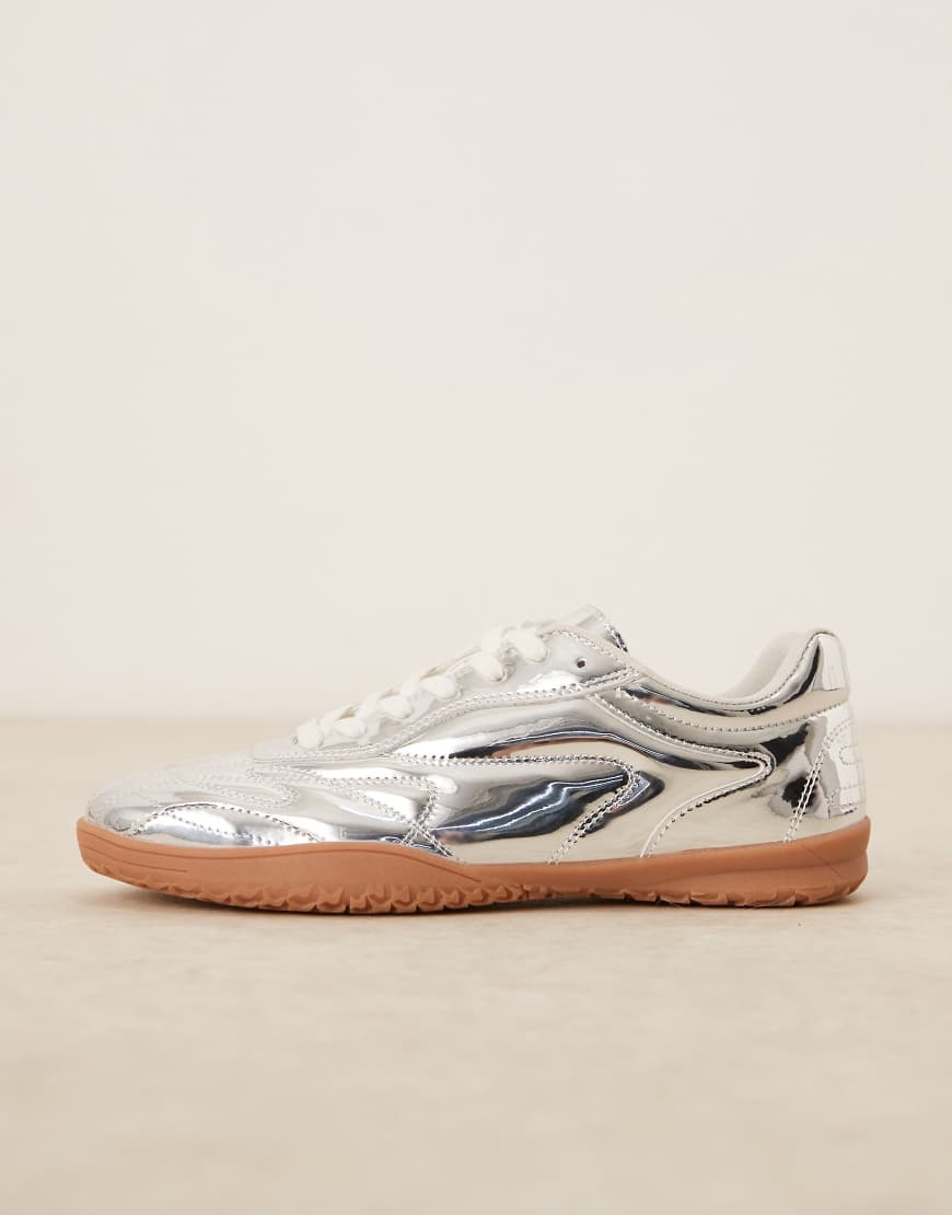ASOS DESIGN - Retro-Sneaker in Silber mit Gummisohle von ASOS DESIGN