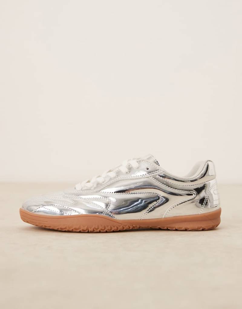 ASOS DESIGN - Retro-Sneaker in Silber mit Gummisohle von ASOS DESIGN