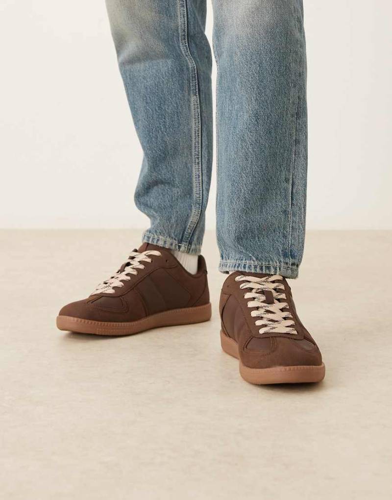 ASOS DESIGN - Retro-Sneaker mit Einsätzen aus PU und Wildlederimitat in Braun mit Gummisohle-Brown von ASOS DESIGN