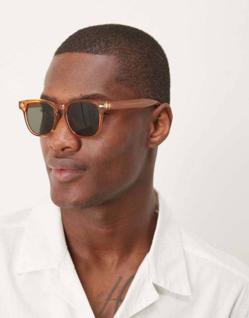 ASOS DESIGN - Eckige Sonnenbrille mit Gestell in Bernsteinbraun und getönten Gläsern in Grün von ASOS DESIGN