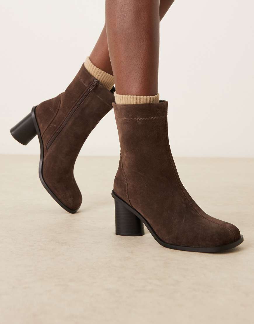 ASOS DESIGN - Rex - Stiefeletten aus Wildleder in Schokobraun mit runder Zehenpartie-Brown ASOS DESIGN - Rex - Stiefeletten aus Wildleder in Schokobraun mit runder Zehenpartie-Brown von ASOS DESIGN