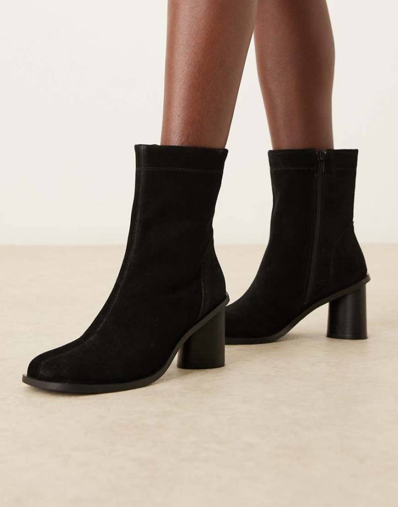 ASOS DESIGN - Rex - Stiefeletten aus Wildleder in Schwarz mit runder Zehenpartie von ASOS DESIGN