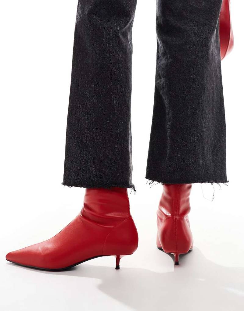 ASOS DESIGN - Rhiannon - Sock-Stiefel in Rot mit niedrigem Kitten-Heel-Absatz von ASOS DESIGN
