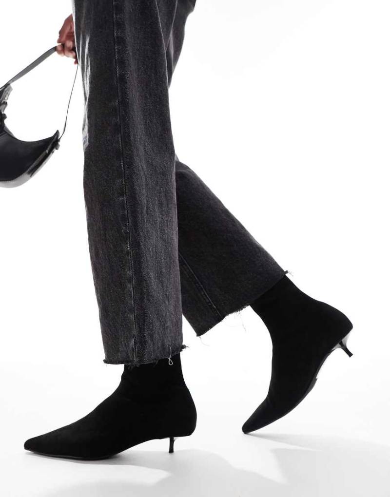 ASOS DESIGN - Rhiannon - Sock-Stiefel in Schwarz mit niedrigem Kitten-Heel-Absatz von ASOS DESIGN