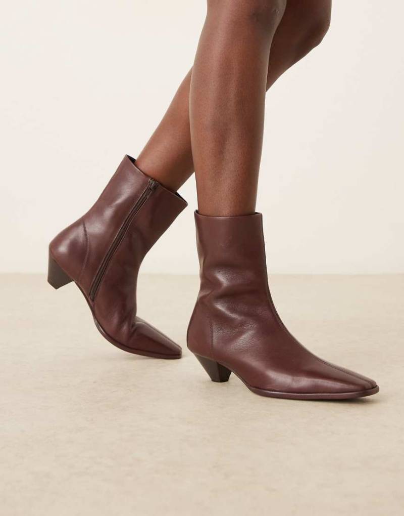 ASOS DESIGN - Rhodes - Ankle Boots aus Leder in Burgunderrot mit leicht abgerundeter Spitze und Absatz von ASOS DESIGN