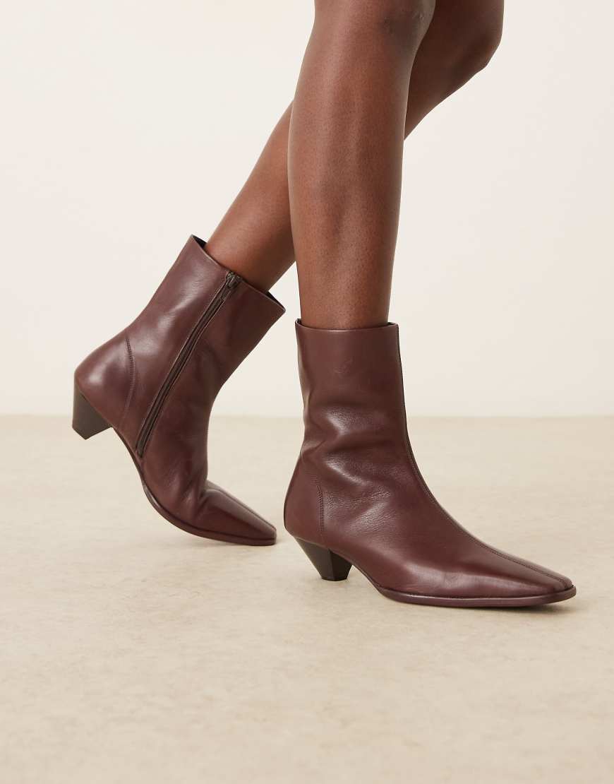 ASOS DESIGN - Rhodes - Ankle Boots aus Leder in Burgunderrot mit leicht abgerundeter Spitze und Absatz von ASOS DESIGN
