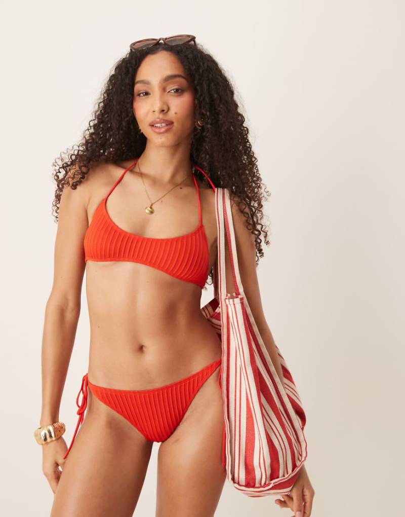 ASOS DESIGN - Riddy - Geripptes Neckholder-Bikinioberteil in Rot mit U-Ausschnitt-Rosa von ASOS DESIGN