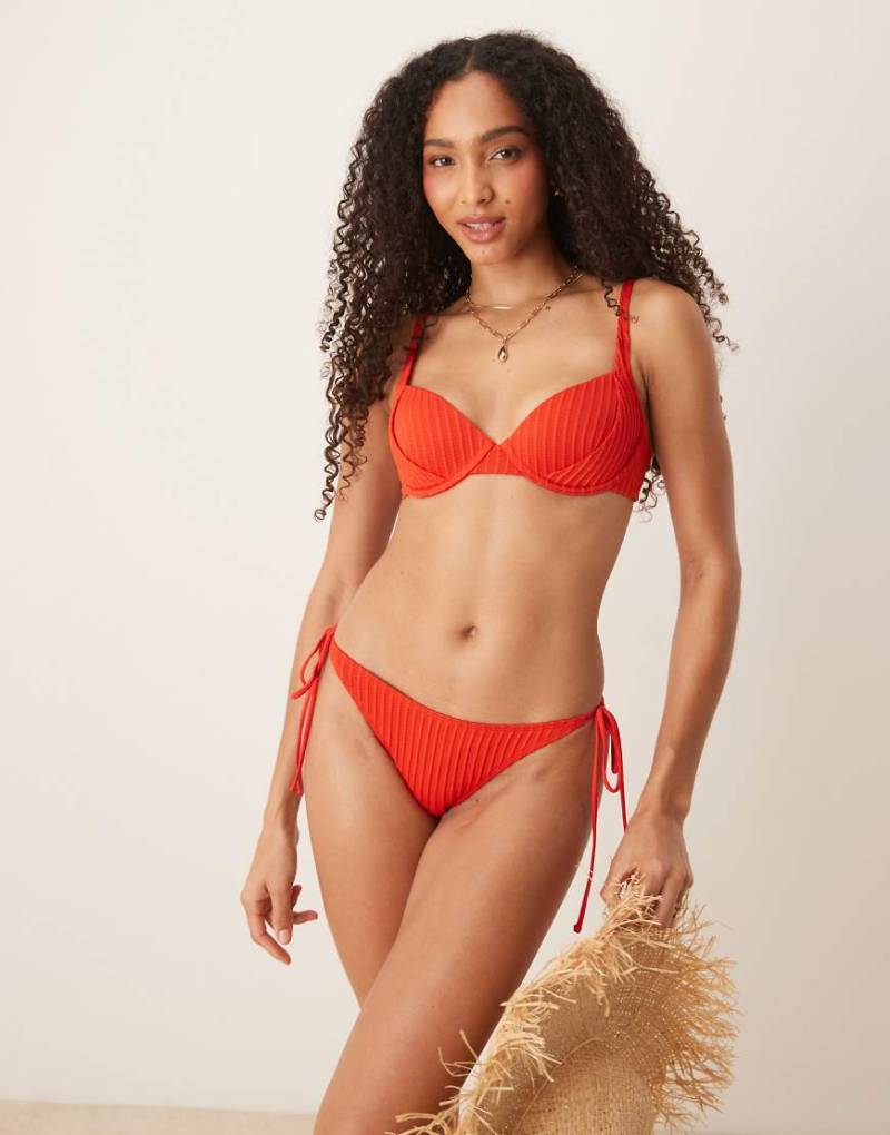 ASOS DESIGN - Riddy - Geripptes und wattiertes Bikinioberteil in Rot-Rosa von ASOS DESIGN
