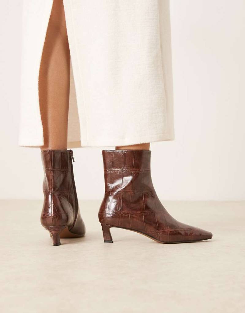 ASOS DESIGN - Riley - Stiefeletten in Kroko-Braun mit mittelhohem Absatz von ASOS DESIGN