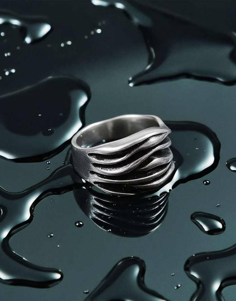 ASOS DESIGN - Ring aus wasserfestem Edelstahl in gebürsteter Silberoptik mit Rillen-Design von ASOS DESIGN