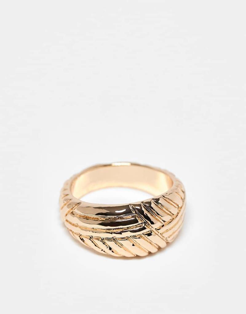 ASOS DESIGN - Ring in Goldoptik mit Flechtdesign in Seiloptik-Goldfarben von ASOS DESIGN