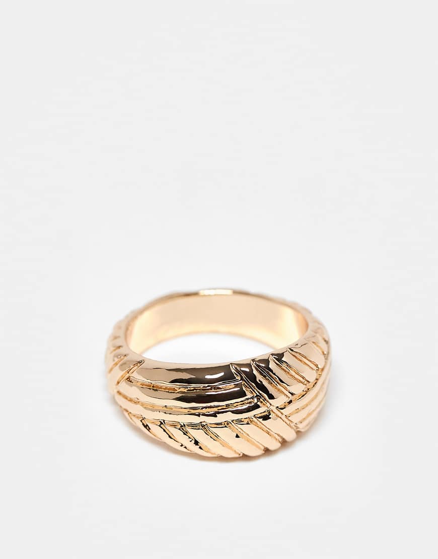 ASOS DESIGN - Ring in Goldoptik mit Flechtdesign in Seiloptik-Goldfarben von ASOS DESIGN