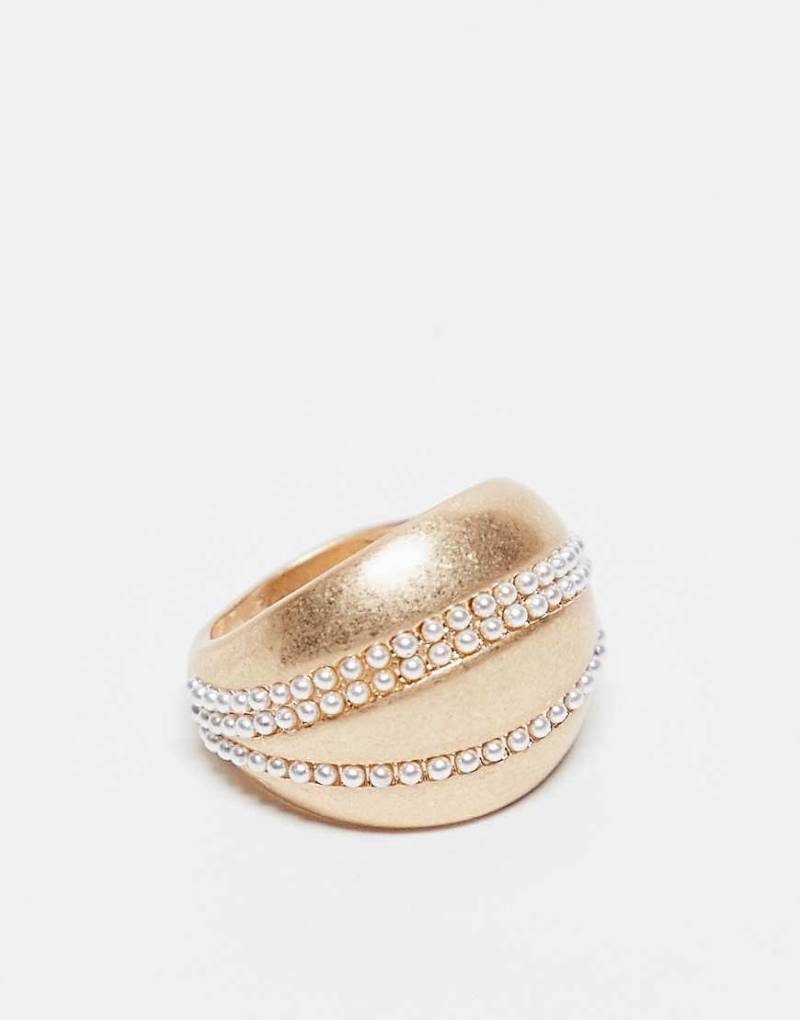 ASOS DESIGN - Ring in Goldoptik mit Kunstperlen und Wellendesign-Goldfarben von ASOS DESIGN