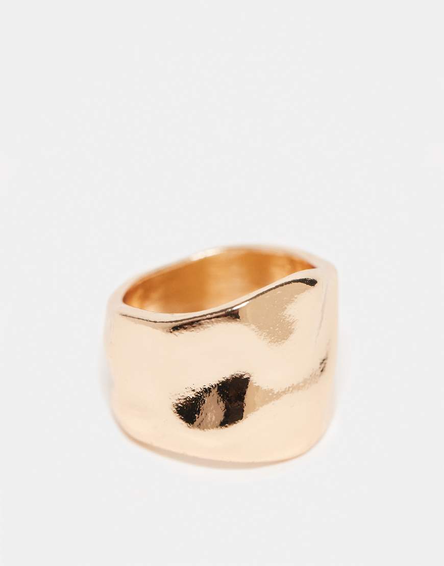 ASOS DESIGN - Ring in Goldoptik mit Struktur in gehämmerter Optik-Goldfarben von ASOS DESIGN