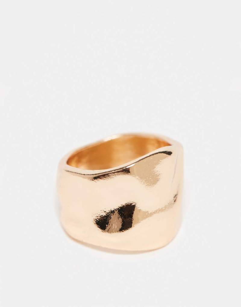 ASOS DESIGN - Ring in Goldoptik mit Struktur in gehämmerter Optik-Goldfarben von ASOS DESIGN