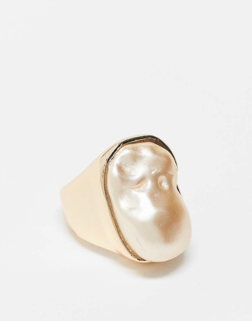 ASOS DESIGN - Ring in Goldoptik mit künstlicher Süßwasserperle-Goldfarben von ASOS DESIGN
