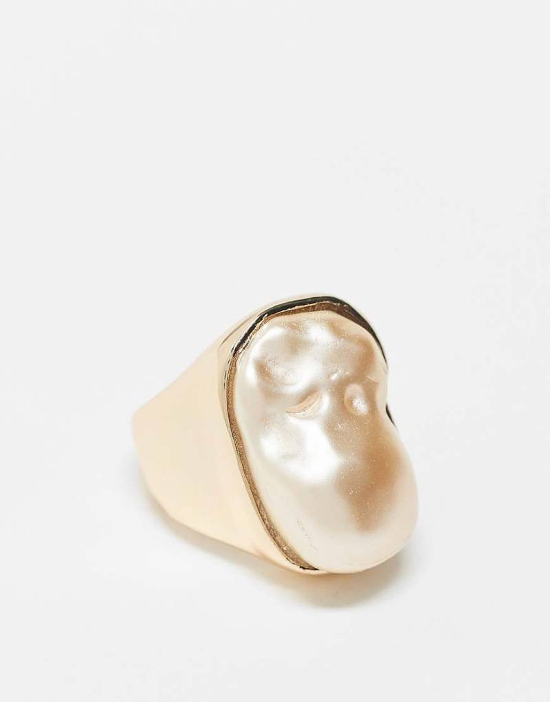 ASOS DESIGN - Ring in Goldoptik mit künstlicher Süßwasserperle-Goldfarben von ASOS DESIGN