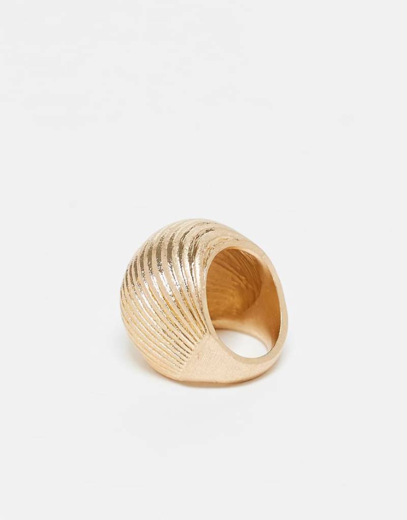 ASOS DESIGN - Ring in polierter Goldoptik mit strukturiertem Kuppel-Detail-Goldfarben von ASOS DESIGN