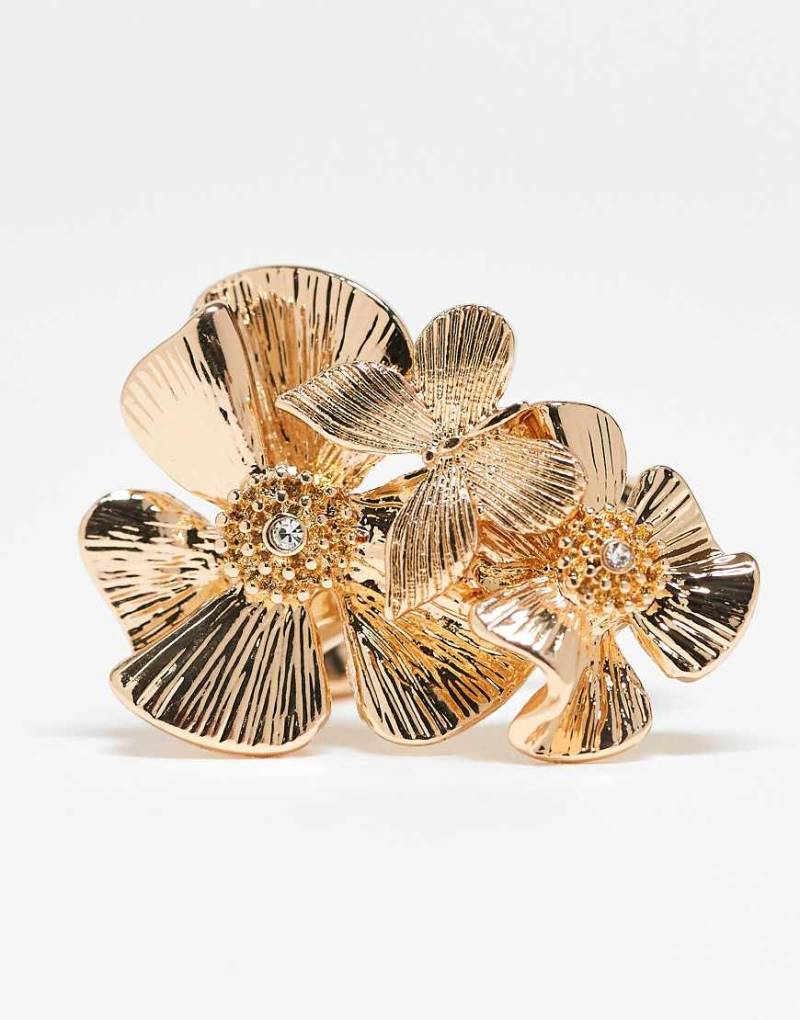 ASOS DESIGN - Ring mit mehrlagigem Blumendesign in Goldoptik-Goldfarben von ASOS DESIGN