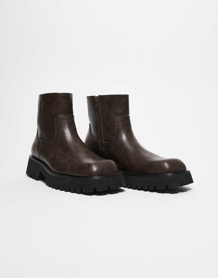 ASOS DESIGN - Robuste Chelsea-Stiefel in Braun-Schwarz von ASOS DESIGN