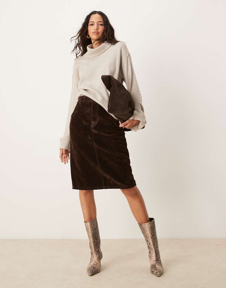 ASOS DESIGN - Rock aus beflocktem Denim mit ungewöhnlicher Länge-Braun ASOS DESIGN - Rock aus beflocktem Denim mit ungewöhnlicher Länge-Braun von ASOS DESIGN
