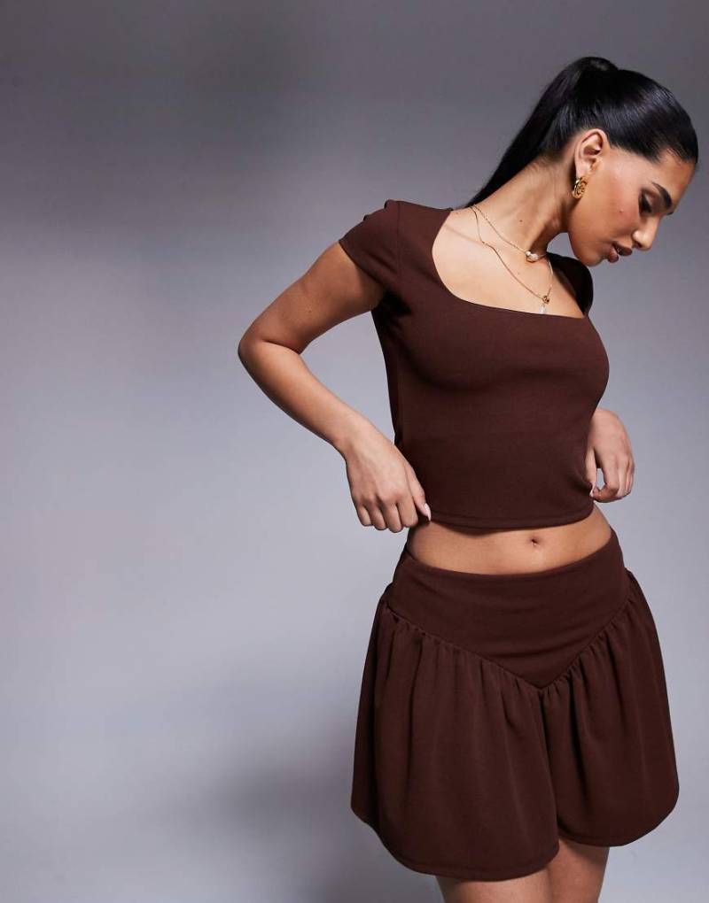 ASOS DESIGN - Minirock in Schokobraun mit abfallender V-förmiger Taille, Kombiteil von ASOS DESIGN