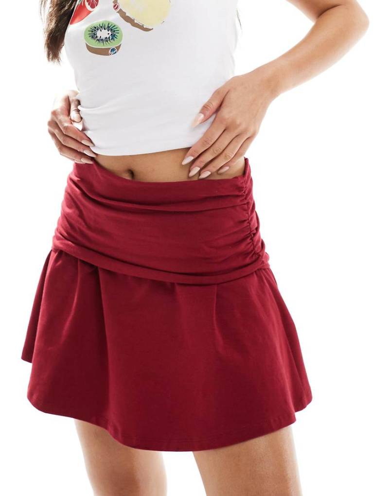 ASOS DESIGN - Rock in Weinrot mit mittelhohem Umschlagbund von ASOS DESIGN