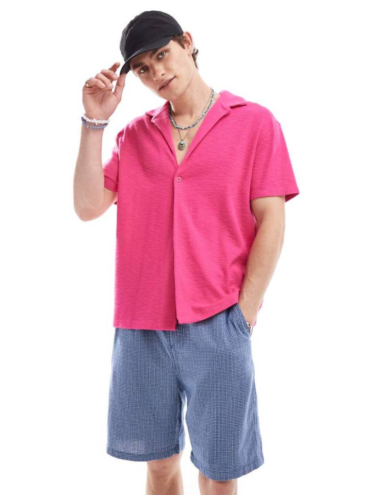 ASOS DESIGN - Rosa Hemd mit lockerem Schnitt, Reverskragen und einem Knopf ASOS DESIGN - Rosa Hemd mit lockerem Schnitt, Reverskragen und einem Knopf von ASOS DESIGN
