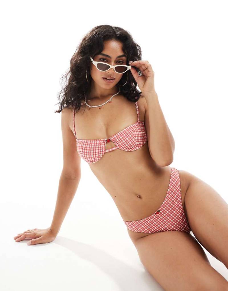 ASOS DESIGN - Rosalie - Balconette-Bikinioberteil mit Karomuster und Rosenknospen-Detail-Rot von ASOS DESIGN