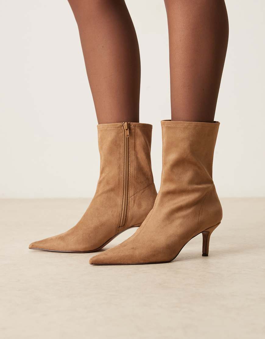 ASOS DESIGN - Rosalind - Ankle-Boots aus Wildlederimitat in Sand mit Kitten-Absatz-Neutral von ASOS DESIGN