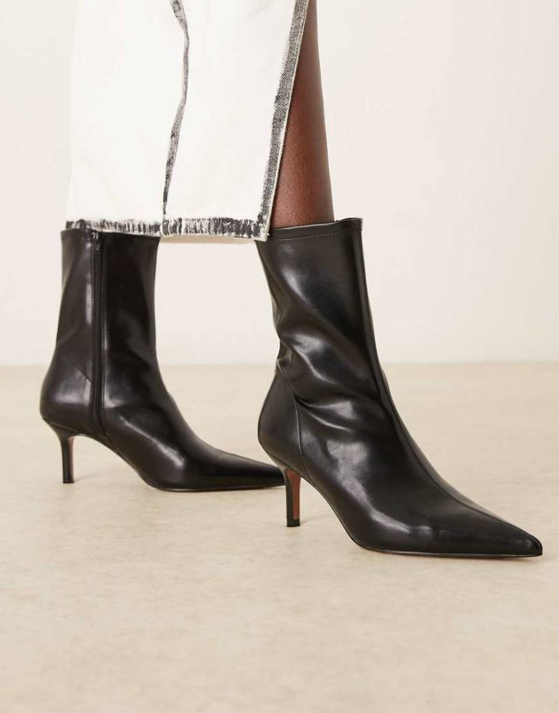 ASOS DESIGN - Rosalind - Ankle Boots in Schwarz mit Kitten-Absatz von ASOS DESIGN