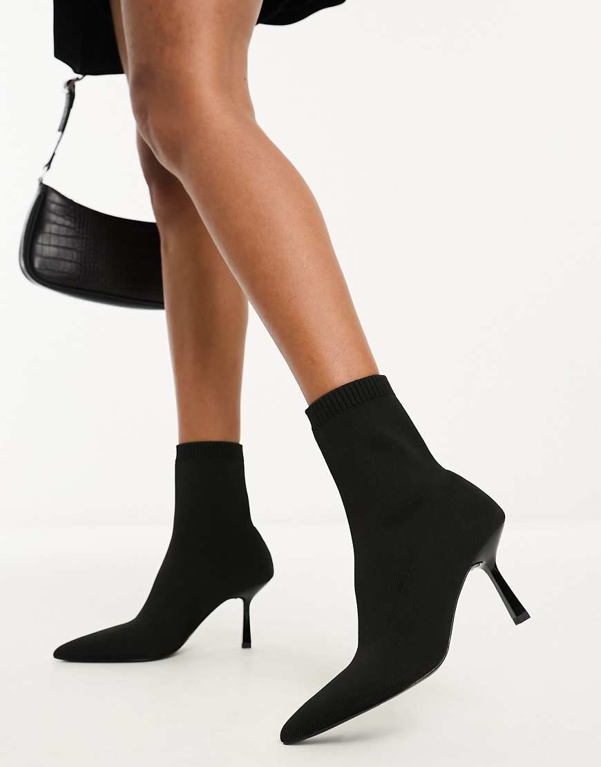 ASOS DESIGN - Rosetta - Sock-Stiefel in Schwarz mit Kitten-Heel-Absatz von ASOS DESIGN