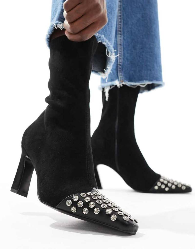 ASOS DESIGN - Rosie - Sock Boots in Schwarz mit mittelhohem Absatz und nietenbesetzter Zehenkappe-Bunt von ASOS DESIGN