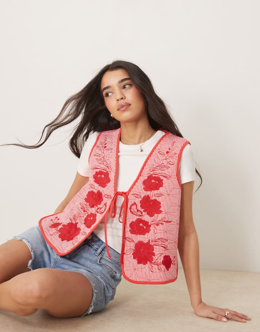 ASOS DESIGN - Rot-weiß gestreifte, gesteppte Weste mit Stickerei-Bunt von ASOS DESIGN