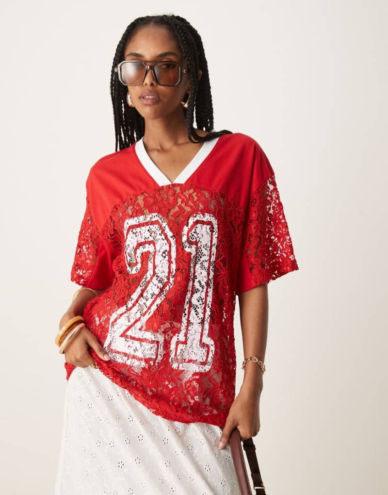 ASOS DESIGN - Fußball-Shirt aus roter Spitze mit Oversize-Schnitt und „21"-Print von ASOS DESIGN