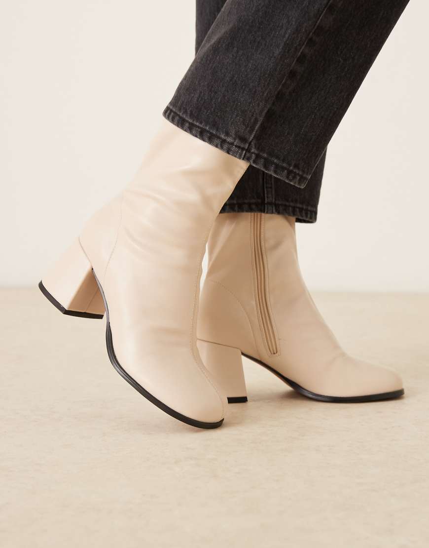 ASOS DESIGN - Royce - Ankle-Boots in Buttermilchgelb mit Blockabsatz und runder Zehenpartie-Neutral von ASOS DESIGN
